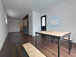 【3号棟】
フロアに息づく美しさ。光と木のコントラストが、リビングをドラマチックに。
上質な素材と空間の奥行きが、日常を格上げする華やかな時間を演出します。