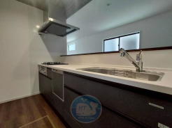 3口コンロ+食洗機付きで時短家事◎
キッチンからの声が届く、つながる間取り。
誰かの声が、今日をちょっとあたたかくする。