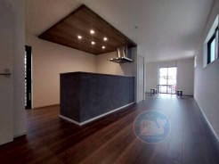 【3号棟】
上品さを纏う日常。暮らしの質を引き上げるリビング。
その一歩が、心まで整えてくれる。
穏やかな時間が、今日という日をやさしく包み込む。