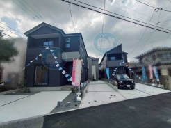 【全体写真】
右が3号棟☆
洗練されたフォルムと重厚感。ひと目で惹きつける住まいの存在感。
平日もご見学可能です◎