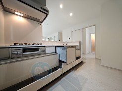 気分が華やぐキッチンスペース☆
食洗機が家事を軽やかに支え、毎日に小さな余裕を。
自然体の中に気品を感じる、家族が集うあたたかなステージです。