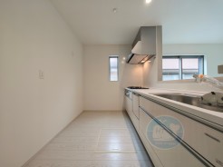 「いつものごはんに、ちょっとしたときめきを」会話が弾むカウンターキッチン♪
キッチン越しの微笑みが、今日のごはんのスパイスに☆