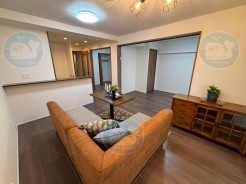 何気ない日々が、家族の特別な時間に変わる場所。
美しさを纏う日常。木のぬくもりが、暮らしの質をそっと引き上げる。
新生活をイメージしやすい♪家具設置済のモデルハウス仕様(※家具は販売対象外)