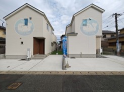 【全体写真】
左が1号棟◇右が2号棟。
次世代へと受け継ぐ、価値ある住まい「長期優良住宅」
平日もご見学可能です◎
ご質問等お気軽にお問い合わせください(^^)/