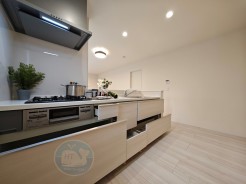 新しい暮らしをアップデートする、スタイリッシュなカウンターキッチン。
機能もデザインも妥協しない、こだわりの一角。