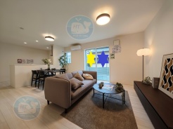 【2号棟】
輝くホワイトフロアが、エレガントな空間を優雅の演出するリビング。
光を受けて、日常がまるで特別なひとときに変わる瞬間。