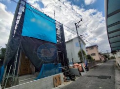 【1号棟】(2025年10月上旬に撮影)
「目に見えない安心を、しっかりと。」
強固な基礎が、これからの暮らしを力強く支えます。
2025年11月に完成予定♪