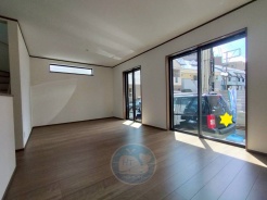 【2号棟】
暮らしを上質に照らす、光と設計の調和。
南面の光が、日常をやさしく包み込むリビング。