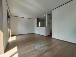 【2号棟】
~リビングに広がる家族のストーリー~
「笑顔と安らぎに満ちたほっこりとした場所」
約19帖の開放感!ここが、わが家の特等席☆