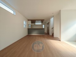 ~リビングに広がる家族のストーリー~
「笑顔と穏やかさに包まれたほっこりとした場所」
ナチュラルな木目が映える、洗練されたデザイン☆
上品さを纏うくつろぎスペース。暮らしの質を引き上げるリビング。