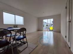 何気ない日々が、家族の特別な時間に変わる場所。
まだ何もないこのリビングに、笑い声やぬくもりが溢れていく。
はじめの一歩を踏み出す、かけがえのないステージ。